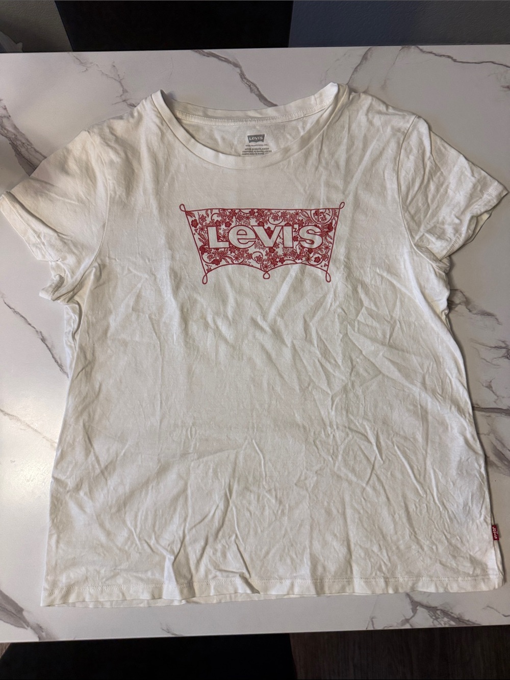 Levi's White Short-Sleeve Graphic Tee with Red Logo